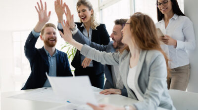 Saiba como ser feliz no trabalho com 4 dicas práticas